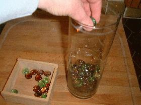 dans un vase rond, mettre des billes de verre jusqu'au  quart de la hauteur