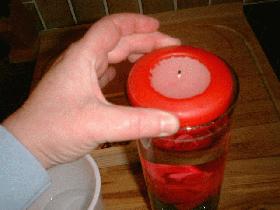 poser la bougie sur l'eau. la bougie doit avoir le même diamètre que celui du vase
