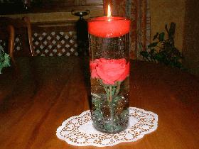 pour un ensemble harmonieux, la rose doit se situer au milieu du vase
