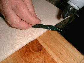 coller un morceau de ruban bien tendu en diagonale en commencant à 15cm environ du bord