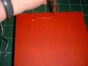 appliquer une couche de peinture déco rouge sur l'extérieur et le pourtour intérieur