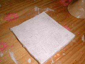 après que la pâte soit sèche, l'enduire d'un bouche pores (carré et feuille)<br />puis peindre en blanc (peinture céramique) les deux pièces