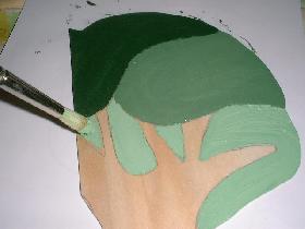 peindre les motifs. ici : l'arbre aux différents tons de vert, le tronc en marron clair