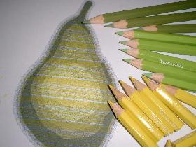 imprimer le modèle de poire et faire un placement des différents crayons avant assemblage