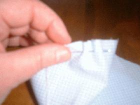 passer un fil de fronces sur le pourtour du tissu