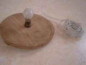 mettre une bougie à l'intérieur ou installer une source lumineuse par le dessous de la citrouille (découper le fond)