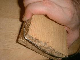  prendre une planche de bois pour former plus facilement des angles droits