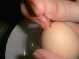 retourner l'œuf et faire un trou avec l'aiguille
