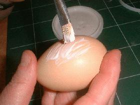 vider l'œuf mettre de la colle sur l'œuf